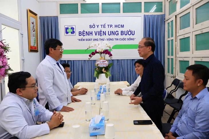 Báo Tuổi Trẻ thăm, chúc mừng Sở Y tế, các bệnh viện nhân Ngày Thầy thuốc Việt Nam 27-2 - Ảnh 4.