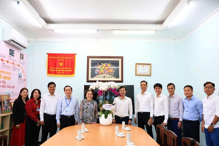 Báo Tuổi Trẻ thăm, chúc mừng Sở Y tế, các bệnh viện nhân Ngày Thầy thuốc Việt Nam 27-2 - Ảnh 3.