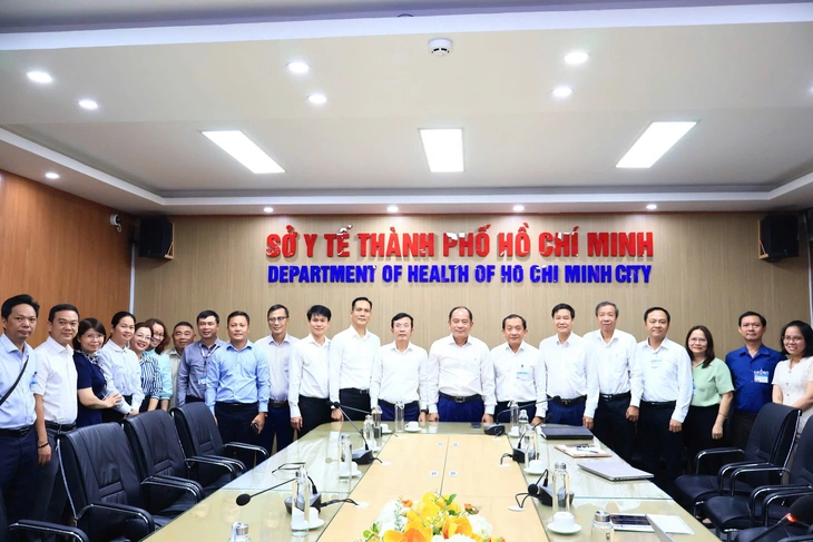 Báo Tuổi Trẻ thăm, chúc mừng Sở Y tế, các bệnh viện nhân Ngày Thầy thuốc Việt Nam 27-2 - Ảnh 2.