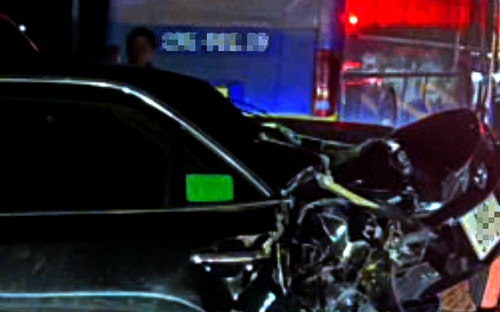 Giải cứu tài xế xe khách mắc kẹt trong cabin, sau khi tông xe đầu kéo trên quốc lộ 1 - Ảnh 4.