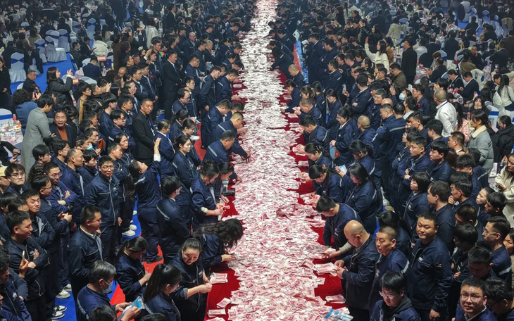 Bé gái 12 tuổi tại Trung Quốc dùng tiền lì xì mở cửa hàng, thuê mẹ làm nhân viên với lương 11 triệu  - Ảnh 2.