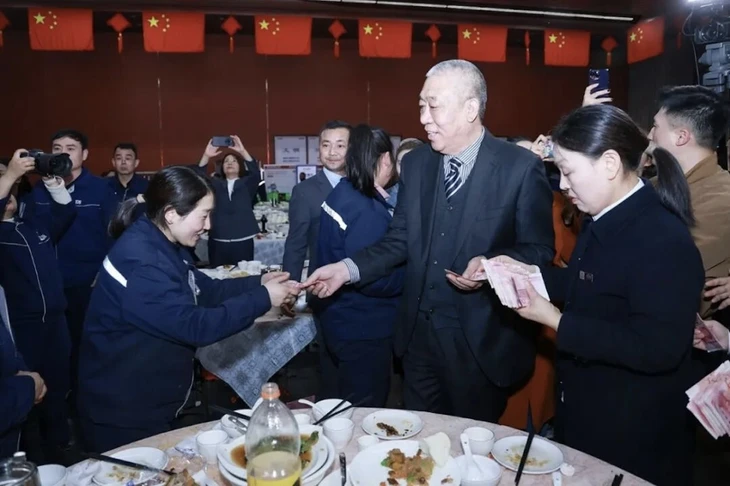 Ông chủ Trung Quốc chi 26 triệu USD thưởng Tết, nhân viên được vơ tiền thỏa thích  - Ảnh 2.