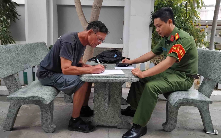 Người đàn ông chạy xe ôm bị lừa mất điện thoại, xúc động viết thư cảm ơn công an - Ảnh 3.