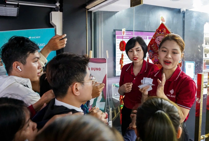 Đội mưa đi mua vàng ngày vía Thần Tài - Ảnh 7.