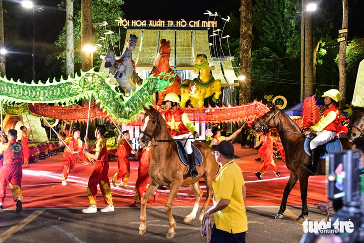 Hơn 2,2 triệu lượt khách tham quan Đường hoa thành phố Tết Bính Ngọ - Ảnh 2. Tết Bính Ngọ - Ảnh 2.