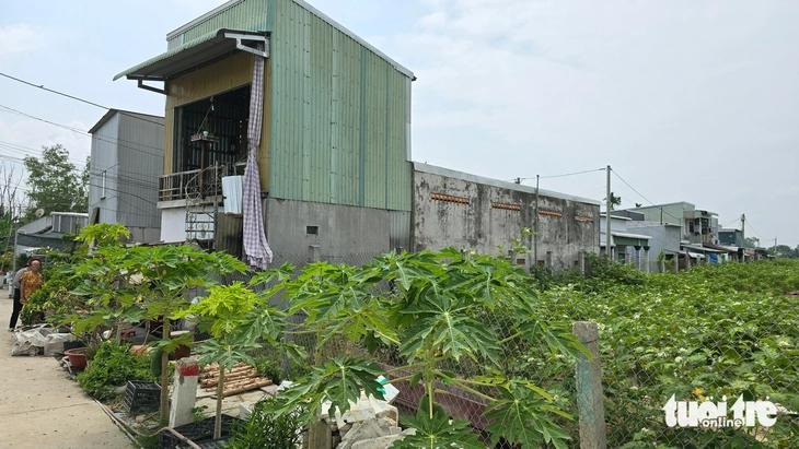 Dân 'kêu' giá nền tái định cư cao, dù họ đã nhường đất làm đường - Ảnh 2.