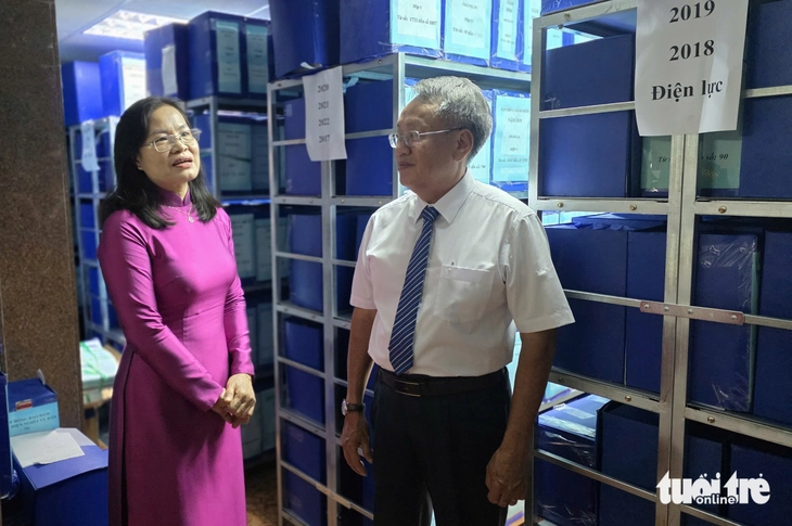 Giám đốc Sở Tư pháp trao quyết định chuyển đổi Văn phòng công chứng đầu tiên tại TP.HCM - Ảnh 2.