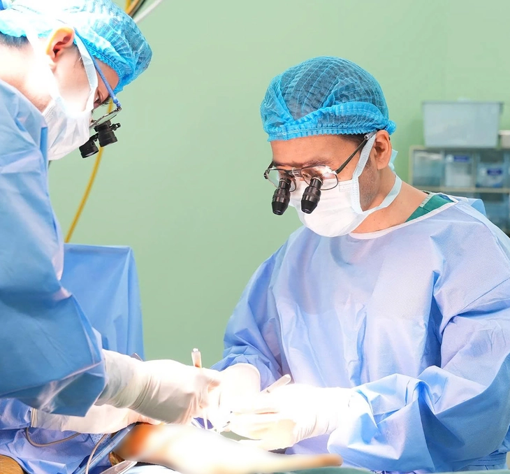 Niềm vui Ngày Thầy thuốc Việt Nam 27-2: Lần đầu tiên điều trị thành công cho trẻ mắc ung thư sụn - Ảnh 2. Niềm vui Ngày Thầy thuốc Việt Nam 27-2: Kỳ tích điều trị thành công cho trẻ mắc ung thư phức tạp - Ảnh 2.