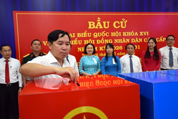 Nhiều cử tri tại TP.HCM đi bầu cử sớm trong mưa - Ảnh 2.