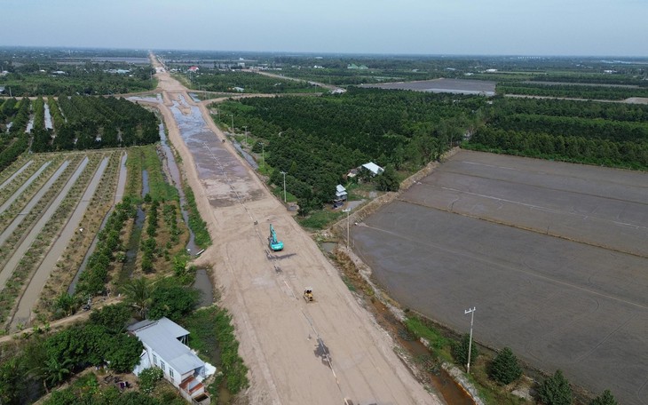 Công nhân thi công xuyên lễ trên công trường cao tốc Cao Lãnh - An Hữu - Ảnh 6.