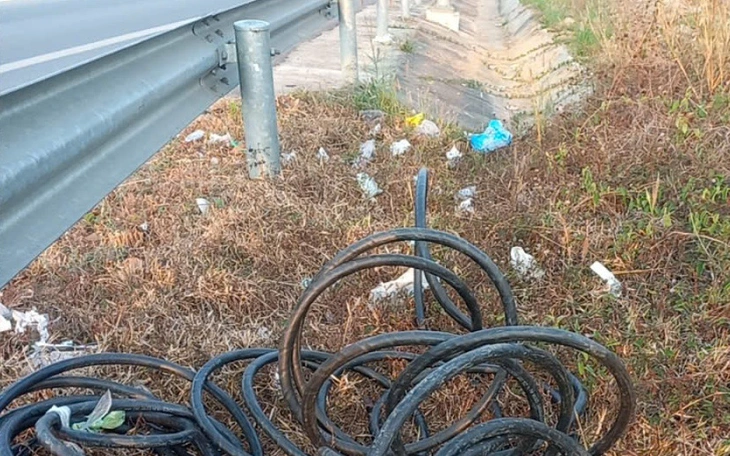 Cầu vượt quốc lộ 1 nối vào cao tốc Phan Thiết - Dầu Giây lỗi hẹn, trơ trọi mố trụ - Ảnh 5.