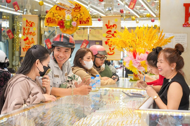 Giá vàng bạc giảm mạnh trong ngày vía Thần Tài - Ảnh 3.