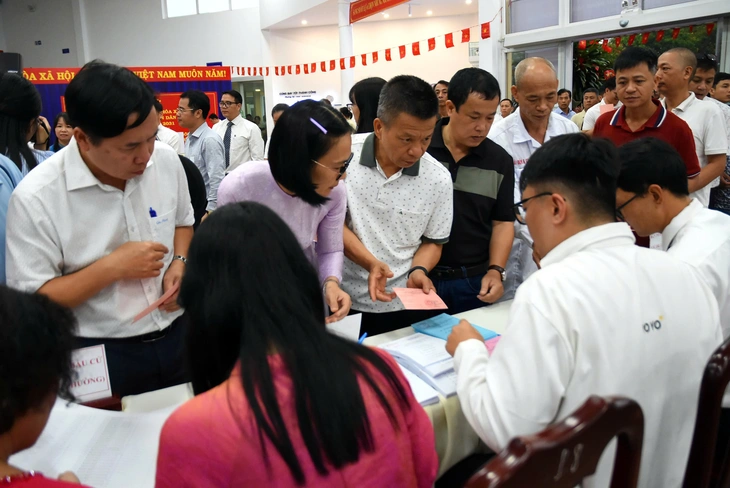 Nhiều cử tri tại TP.HCM đi bầu cử sớm trong mưa - Ảnh 4.