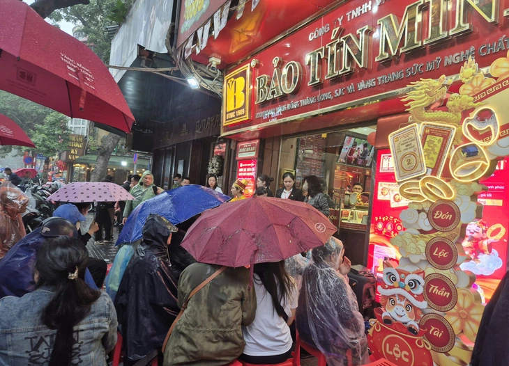 Đội mưa đi mua vàng ngày vía Thần Tài - Ảnh 6.