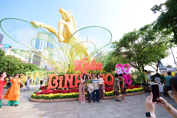 Hơn 2,2 triệu lượt khách tham quan Đường hoa thành phố Tết Bính Ngọ - Ảnh 1. Tết Bính Ngọ - Ảnh 1.