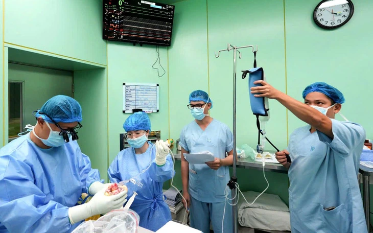 Xuyên đêm đưa nguồn tạng hiến từ TP.HCM ra Hà Nội cứu người - Ảnh 2.