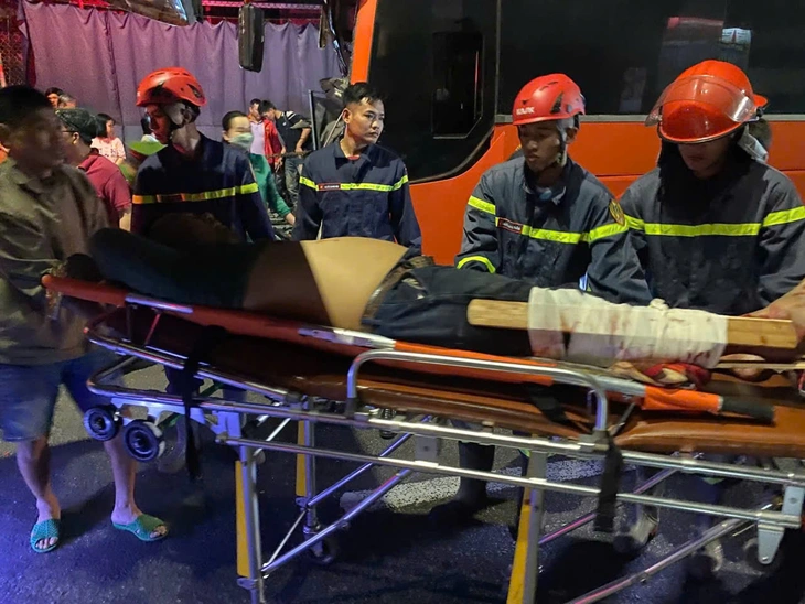 Giải cứu tài xế xe khách mắc kẹt trong cabin sau khi tông đuôi xe đầu kéo - Ảnh 3.