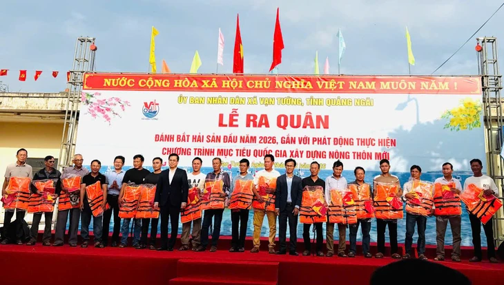 Chủ tịch UBND tỉnh Quảng Ngãi đi thúng ra biển chúc Tết, ngư dân phấn khởi - Ảnh 2.