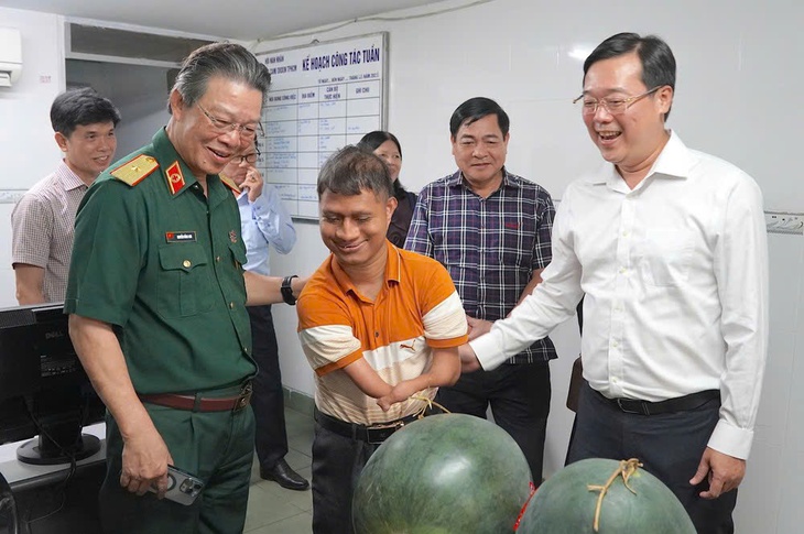 Lãnh đạo TP.HCM thăm các cán bộ lão thành ngành y tế nhân ngày 27-2 - Ảnh 2.