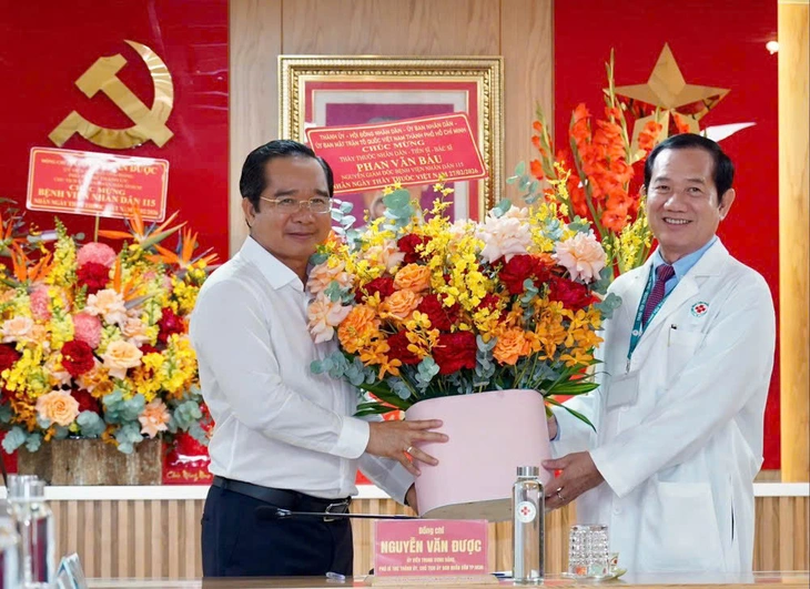 Lãnh đạo TP.HCM thăm các cán bộ lão thành ngành y tế nhân ngày 27-2 - Ảnh 3.