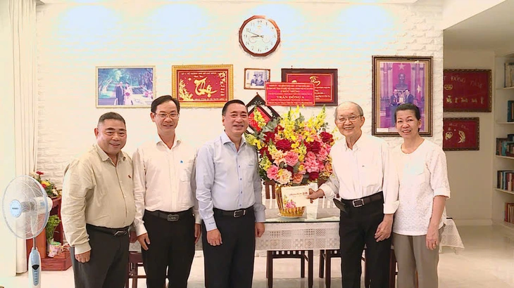 Lãnh đạo TP.HCM thăm các cán bộ lão thành ngành y tế nhân ngày 27-2 - Ảnh 4.