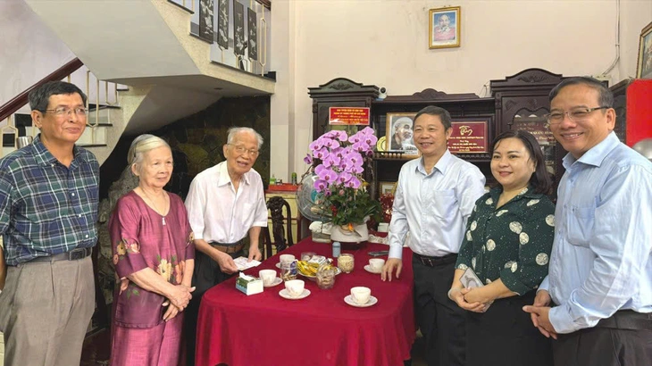 Lãnh đạo TP.HCM thăm các cán bộ lão thành ngành y tế nhân ngày 27-2 - Ảnh 5.
