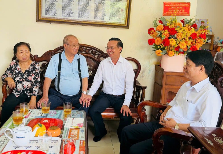 Lãnh đạo TP.HCM thăm các cán bộ lão thành ngành y tế nhân ngày 27-2 - Ảnh 8. Lãnh đạo TP.HCM thăm các cán bộ lão thành ngành y tế nhân ngày 27-2 - Ảnh 8.