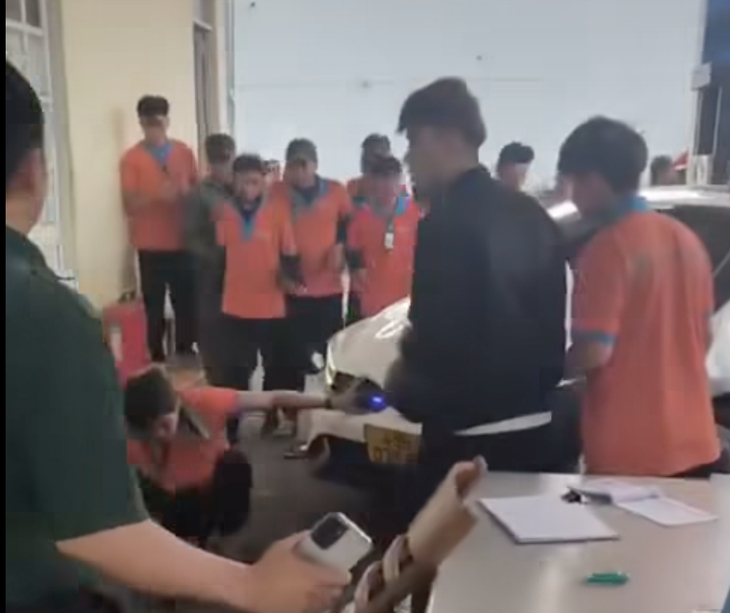 Tạm giữ tài xế lái ô tô tông vào đám đông ở bến xe Đà Lạt - Ảnh 1.