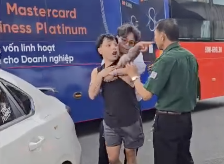 Tạm giữ tài xế lái ô tô tông vào đám đông ở bến xe Đà Lạt - Ảnh 2.