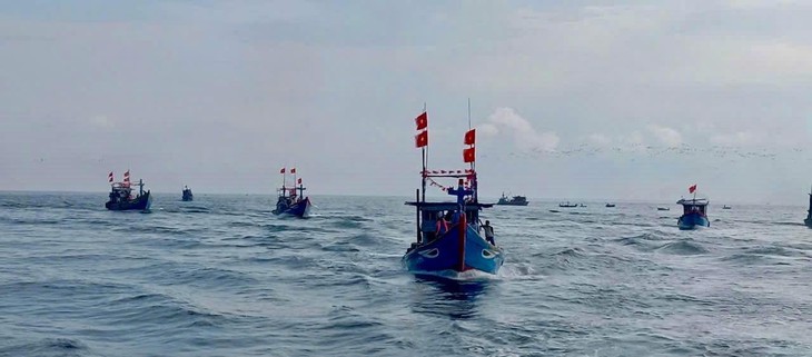 Chủ tịch UBND tỉnh Quảng Ngãi đi thúng ra biển chúc Tết, ngư dân phấn khởi - Ảnh 3.