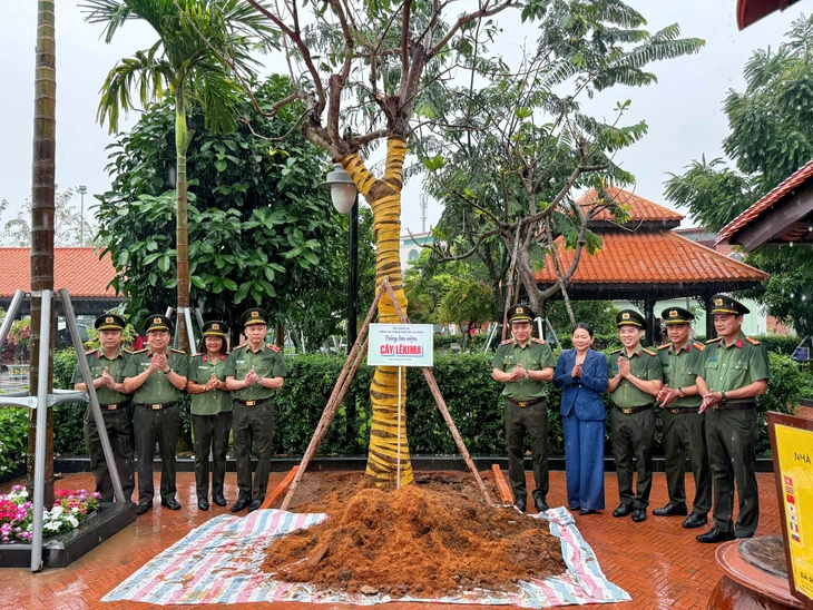 Công an TP.HCM gắn Tết trồng cây với bảo vệ môi trường, phòng chống cháy rừng - Ảnh 2.