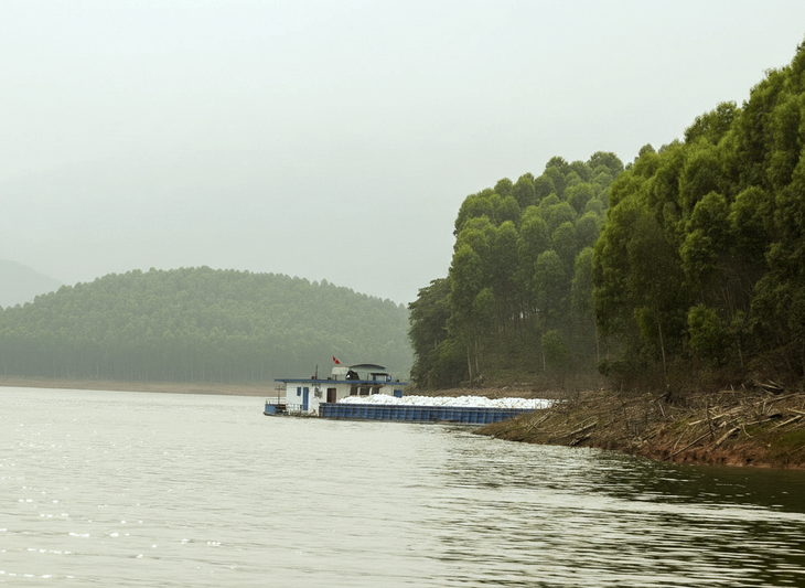 Khởi tố, bắt tạm giam lái tàu chở đá trong vụ chìm tàu khách trên hồ Thác Bà - Ảnh 1.