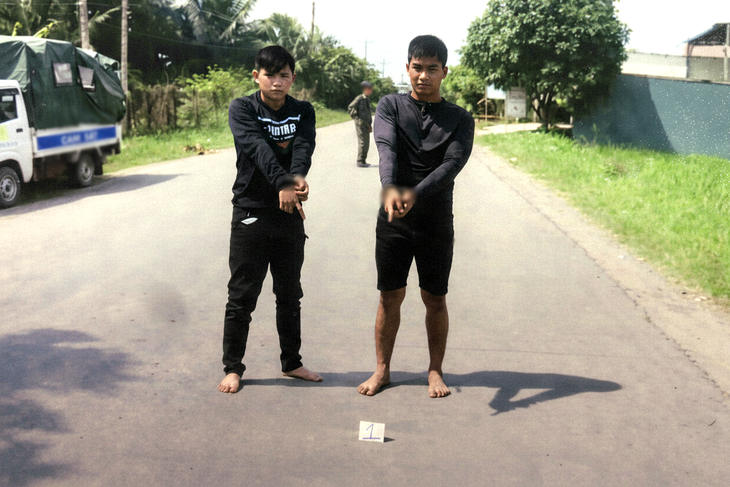 Hai tên cướp giật điện thoại, chạy được 1km thì bị tóm gọn vì xe hư - Ảnh 1.