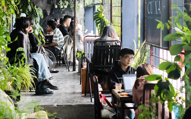 Khu tập thể cũ Hà Nội - giấc mơ thời nghèo khó - Kỳ 6: 'Chuồng cọp' treo cao cao ở các khu tập thể - Ảnh 3.