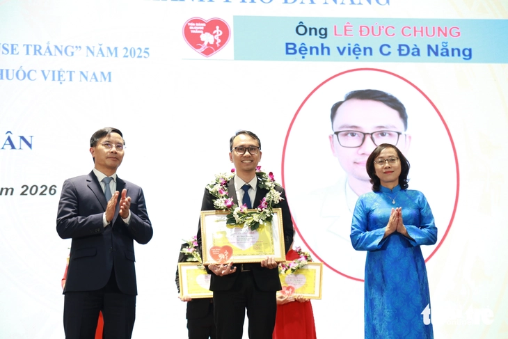 blouse trắng - Ảnh 2.