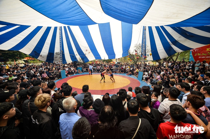 Đô vật Zakhar Dzmitrychenk 94kg khuấy động hội vật làng Triều Khúc - Ảnh 8.