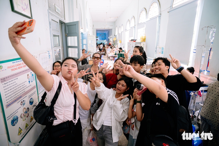 Giọt nước mắt truyền động lực trong cuộc chiến chống ung thư cho bệnh nhân nhí - Ảnh 1. 'Cựu bệnh nhân' ung thư tri ân bác sĩ và tiếp sức cho bệnh nhi ung thư - Ảnh 1.