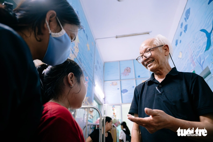 Giọt nước mắt truyền động lực trong cuộc chiến chống ung thư cho bệnh nhân nhí - Ảnh 3. 'Cựu bệnh nhân' ung thư tri ân bác sĩ và tiếp sức cho bệnh nhi ung thư - Ảnh 3.