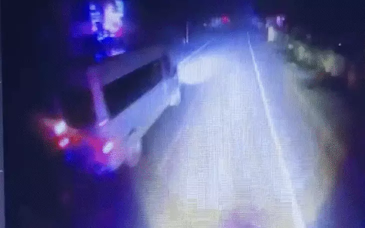 Ô tô chèn ép làm xe máy chở trẻ em ngã ra đường, ngay sát gầm xe tải  - Ảnh 2.