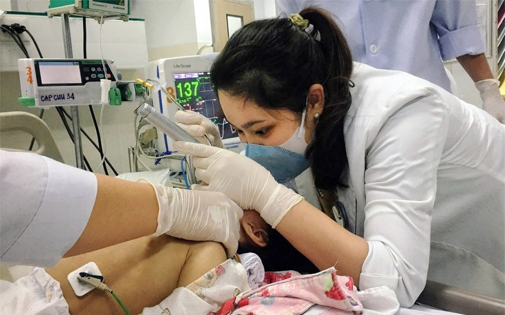 Bệnh viện TP.HCM 'trải thảm đỏ' tuyển hàng trăm bác sĩ, điều dưỡng, có nơi tuyển 60 người - Ảnh 2.