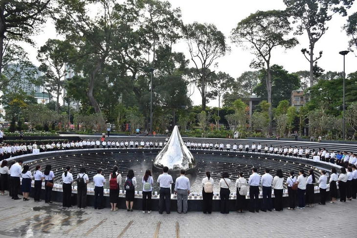 Dâng hoa tưởng niệm đồng bào mất vì COVID-19 nhân 71 năm Ngày Thầy thuốc Việt Nam - Ảnh 1.