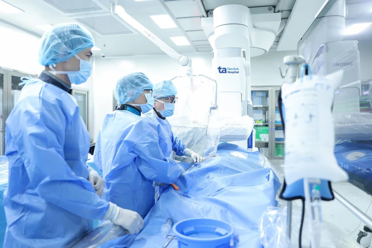 Bệnh viện đầu tiên tại Việt Nam cấy máy tạo nhịp không dây thế hệ mới - Ảnh 3.