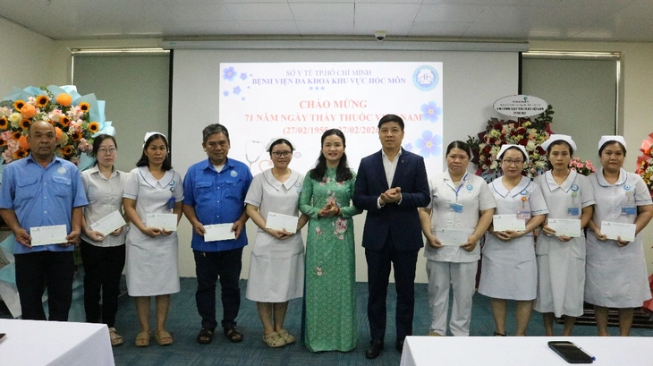 Vietcombank trao 1 tỉ đồng thiết bị y tế, tặng 200 suất quà tại Hóc Môn - Củ Chi - Ảnh 2.