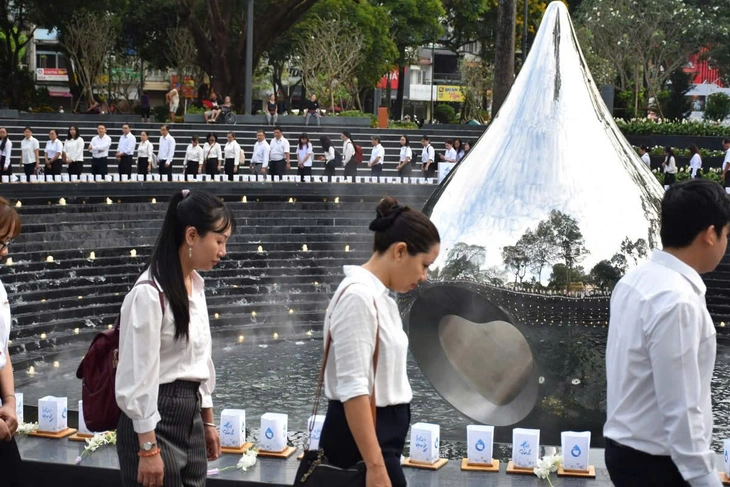 Dâng hoa tưởng niệm đồng bào mất vì COVID-19 nhân 71 năm Ngày Thầy thuốc Việt Nam - Ảnh 3.