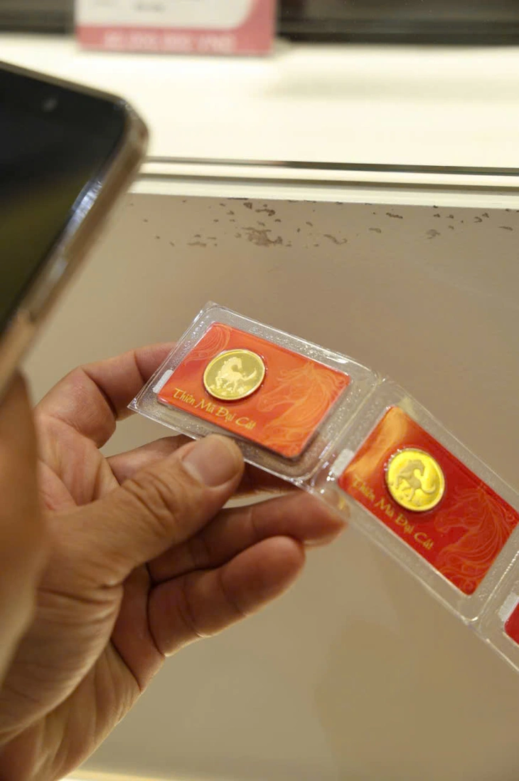 Giá vàng trong nước cao hơn thế giới đến 20 triệu đồng/lượng - Ảnh 2.