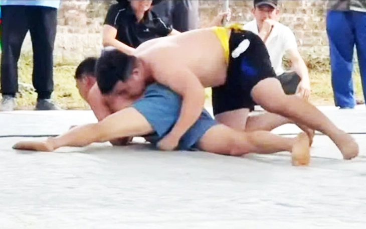 Trọng tài Ngoại hạng Anh bị nghi dừng trận đấu để đi vệ sinh - Ảnh 2.