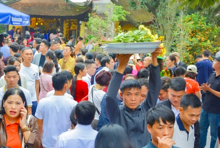 Rung chuông bảo tháp Tây Yên Tử, phát 'gạo vàng' Bà Chúa Kho ngày chính hội - Ảnh 4.