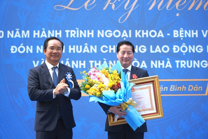 Sau 3.800 ca mổ robot, Bệnh viện Bình Dân hướng tới thành trung tâm đào tạo khu vực - Ảnh 4.