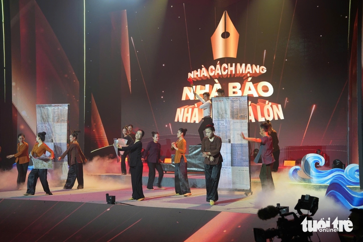 Về quê Thủ tướng Phạm Văn Đồng, Thủ tướng Phạm Minh Chính được thanh niên vây quanh chụp ảnh - Ảnh 5.