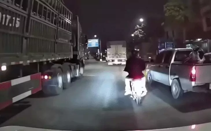 Chèn ép làm xe máy chở trẻ em suýt ngã vào gầm ô tô tải, người đàn ông bị tạm giữ - Ảnh 2.